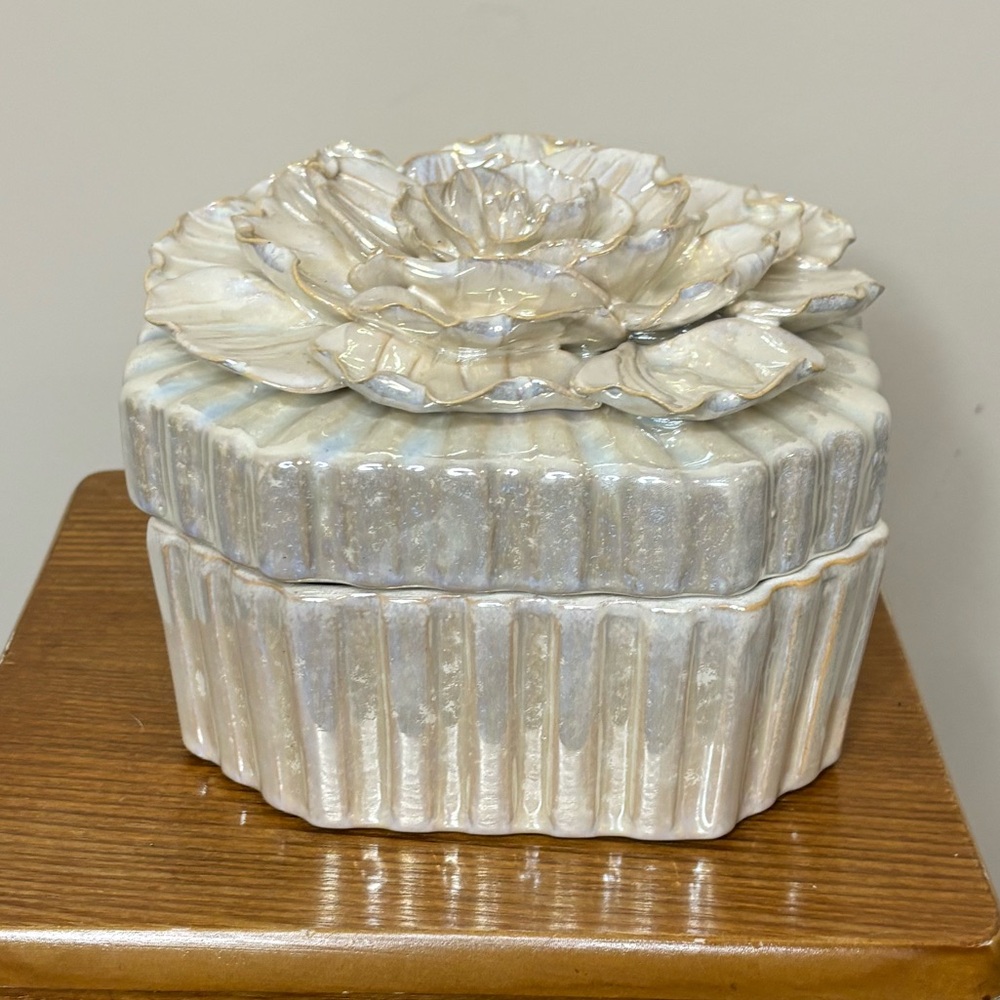 Cream Floral container